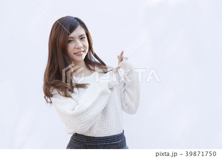 ポーズをとる女性　az005 39871750