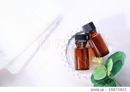 アロマの素材。アロマオイルのビン2本。ユーカリとタオル。 39873822