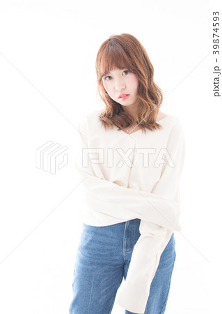 デニムを履いた女性 39874593