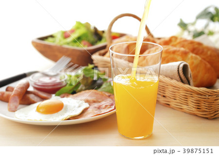 オレンジジュース 朝食イメージの写真素材