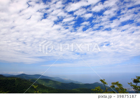 夏の手稲山から見る札幌周辺の山並みと日本海 39875187