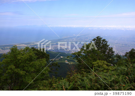 夏の手稲山から見る増毛山地と日本海 39875190