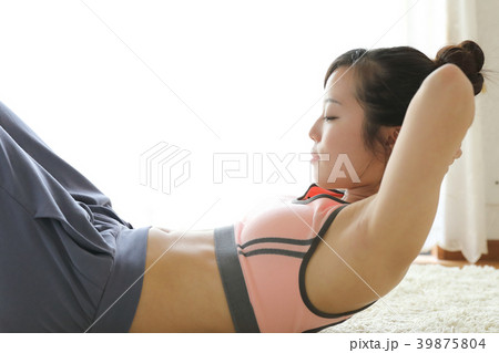 エクササイズをする女性 39875804