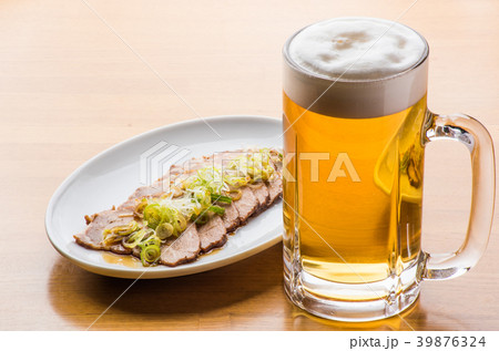 生ビールとつまみチャーシュー 39876324