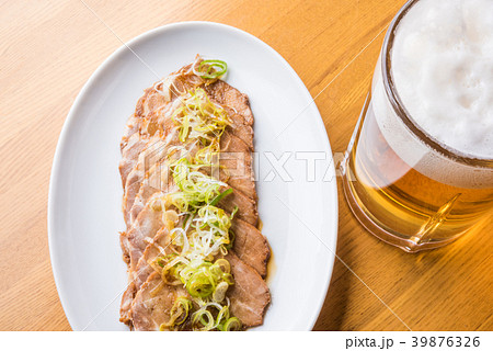 生ビールとつまみチャーシュー 39876326