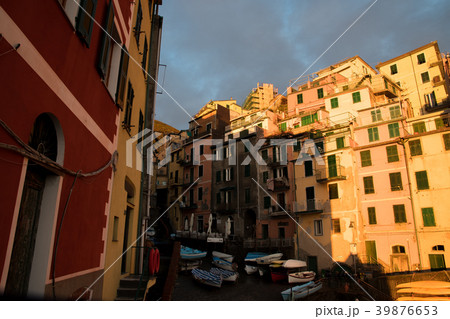 チンクエ・テッレ(イタリア・リグーリア州)夕日に照らされたリオマッジョーレ チンクエ・テッレ(イタリア・リグーリア州)夕日に照らされたリオマッジョーレ 39876653