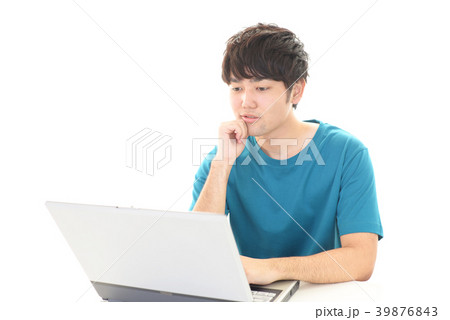 パソコンを楽しむ男性 39876843