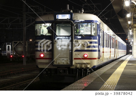 直江津駅に到着する信越本線115系快速（直江津⇔長岡） 39878042