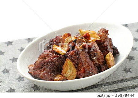 豚肉のスペアリブとニンニクの甘辛煮込み料理 豚肉のスペアリブとニンニクの甘辛煮込み料理 39879444
