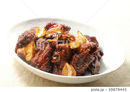 豚肉のスペアリブとにんにくの甘辛煮込み料理、白バック 豚肉のスペアリブとにんにくの甘辛煮込み料理、白バック 39879445