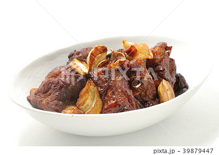 豚肉のスペアリブとニンニクの甘辛煮込み、白バック 豚肉のスペアリブとニンニクの甘辛煮込み、白バック 39879447