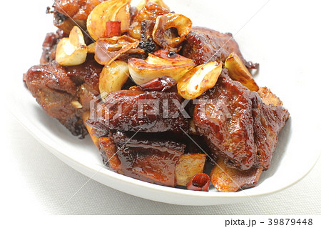豚肉のスペアリブとニンニクの甘辛煮込み、白バック 39879448