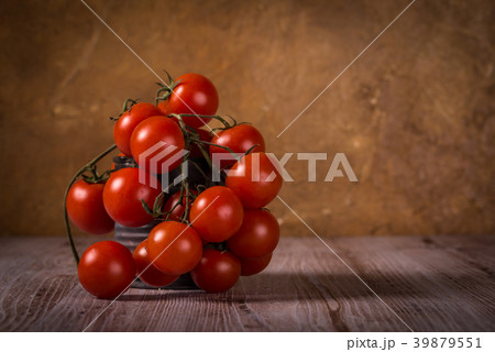 Juicy fresh red tomatoes on wooden board 39879551
