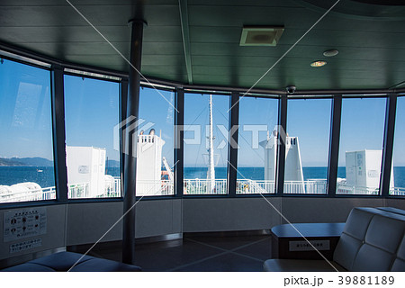 愛媛　国道九四フェリー　船室から海を見る 39881189