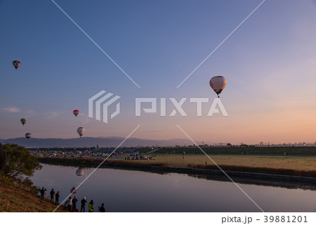 佐賀インターナショナルバルーンフェスタ　夜明けの空　写真を撮る人々 39881201
