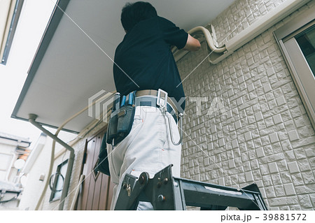 installation of an air conditioner 39881572