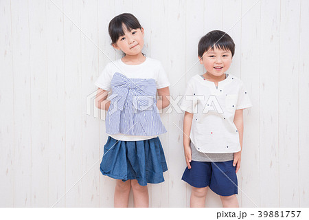 夏服の男の子と女の子 夏服の男の子と女の子 39881757