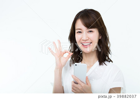 若い女性（スマートフォン） 39882037