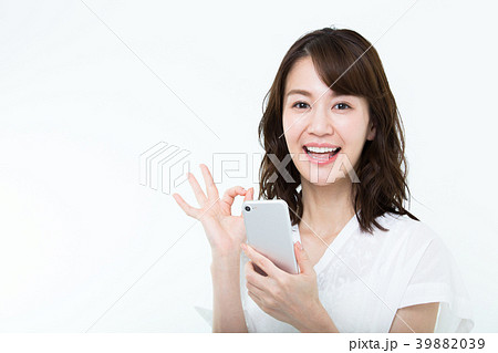 若い女性（スマートフォン） 39882039