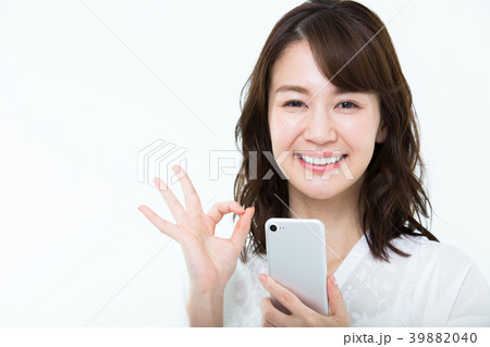 若い女性（スマートフォン） 39882040