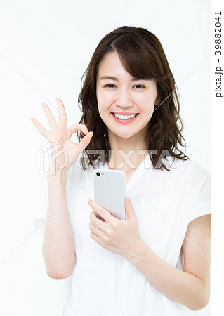 若い女性（スマートフォン） 39882041