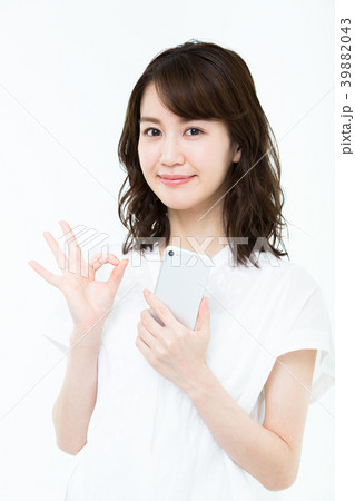 若い女性（スマートフォン） 39882043