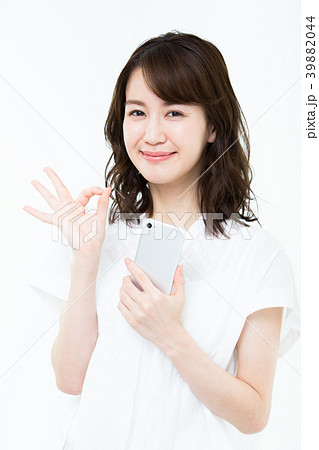 若い女性（スマートフォン） 39882044