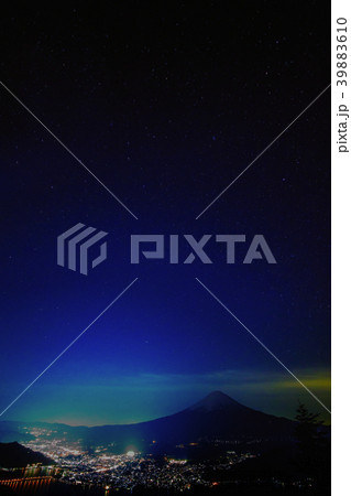 星空に写る富士山と河口湖の夜景 39883610