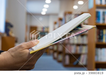 図書館で読書するイメージ 図書館で読書するイメージ 39883819