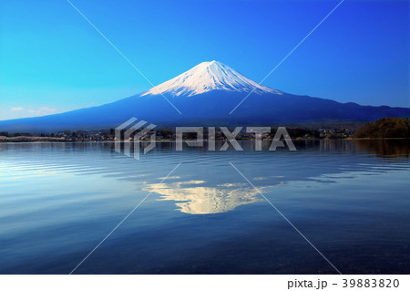 青空バックの富士山と河口湖に写る逆さ富士 青空バックの富士山と河口湖に写る逆さ富士 39883820