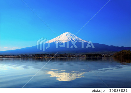 青空バックの富士山と河口湖に写る逆さ富士 39883821