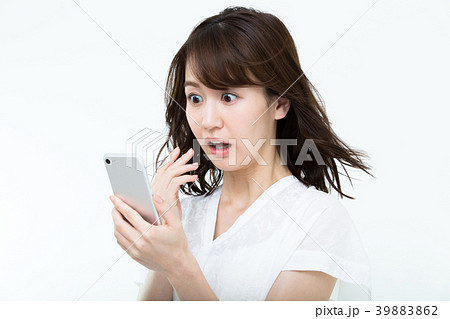 驚く若い女性（スマホ） 39883862