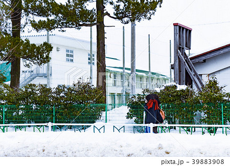 雪国の登校風景 39883908