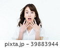 驚く若い女性 39883944
