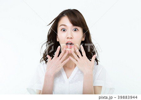 驚く若い女性 39883944