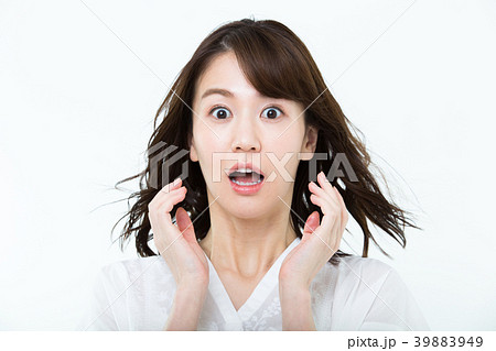 驚く若い女性 39883949
