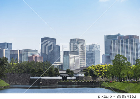 晴天の皇居桜田濠と日比谷、丸の内の都心ビル群 晴天の皇居桜田濠と日比谷、丸の内の都心ビル群 39884162