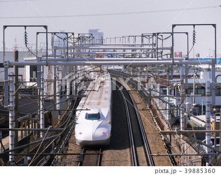 Jr 笠寺駅付近を通過するn700系 新幹線と名古屋駅中心部ビル群の写真素材