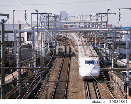 Jr 笠寺駅付近を通過するn700系 新幹線と名古屋駅中心部ビル群の写真素材