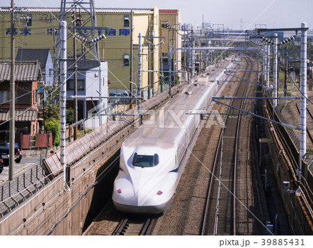 Jr 笠寺駅付近を通過するn700系 新幹線の写真素材