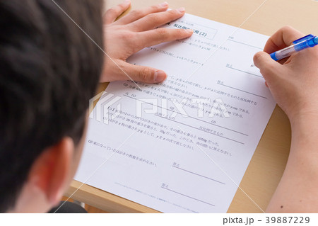 数学の問題を考えるシーン　テスト・勉強イメージ 39887229