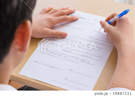数学の問題を考えるシーン　テスト・勉強イメージ 39887231