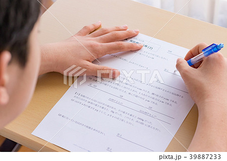 数学の問題を考えるシーン　テスト・勉強イメージ 39887233
