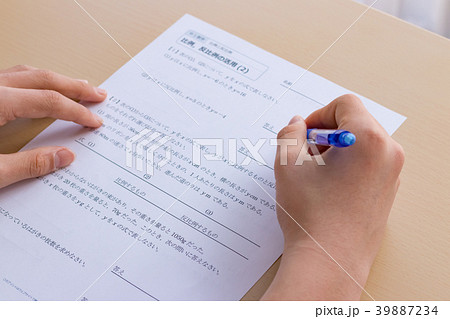 数学の問題を考えるシーン　テスト・勉強イメージ 39887234