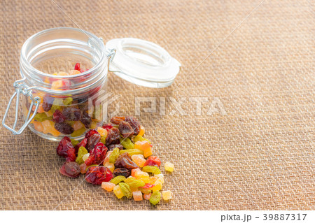 小瓶に詰めたドライフルーツ 39887317