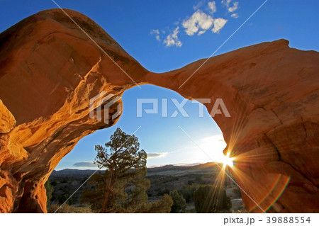 Metate Arch at Devil's Garden, at sunset, Grand Metate Arch at Devil's Garden, at sunset, Grand 39888554