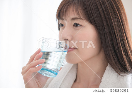 水を飲む若い日本人女性 水を飲む若い日本人女性 39889291