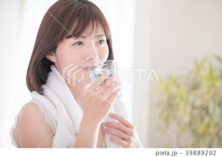 水を飲む若い日本人女性 水を飲む若い日本人女性 39889292