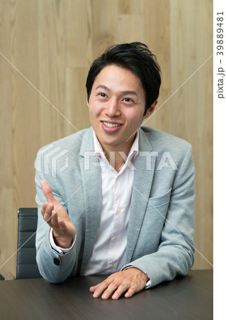 ビジネスマン 打ち合わせ オフィスカジュアル ビジネスマン 打ち合わせ オフィスカジュアル 39889481