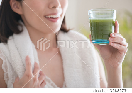 スムージーを飲む若い日本人女性 39889734